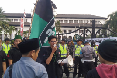 AKSI Ketua Umum HMI Cabang Cianjur Dhiya Muhammad Dzaki saat berorasi di Gedung Sate Jalan Diponegoro Kota Bandung